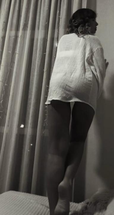 Webcam chat profile for WonderfulWoman: Smoking