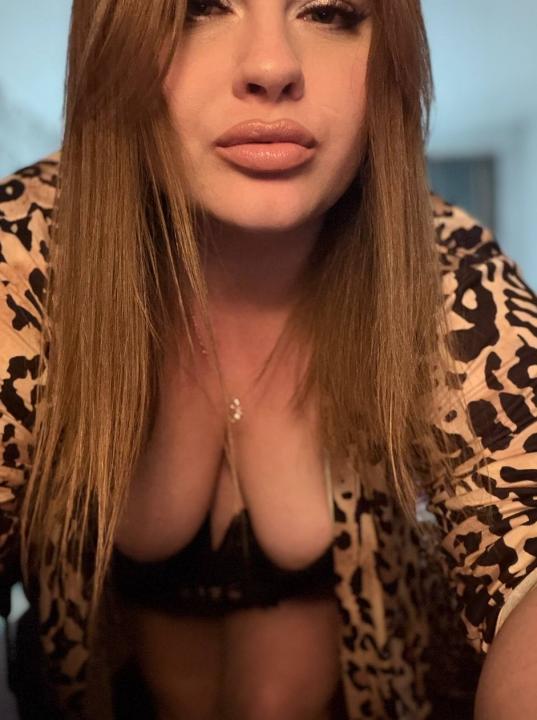 Webcam chat profile for CheRrY111: Leather