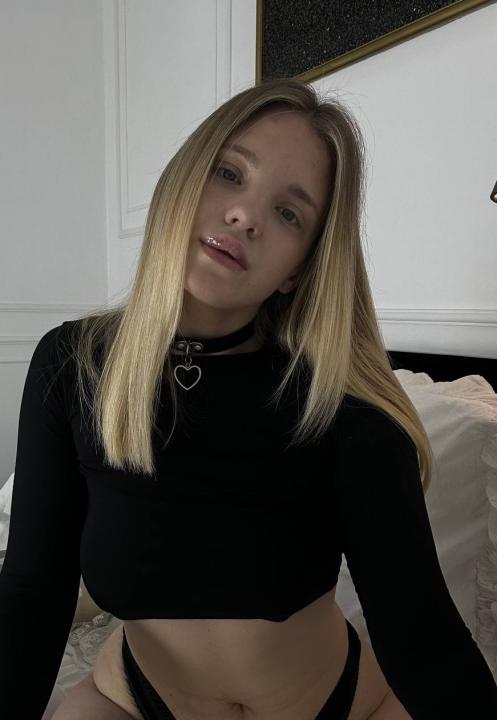 Webcam chat profile for emmalumi: Kissing