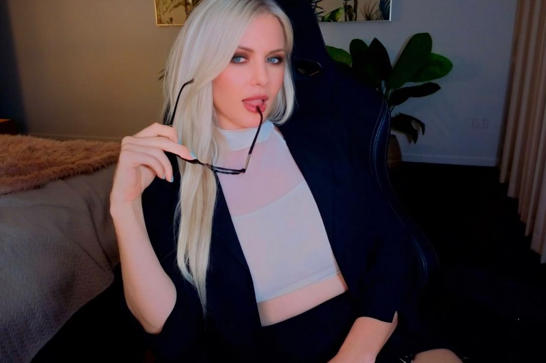 Webcam chat profile for PleaseMsLindsay: Kissing