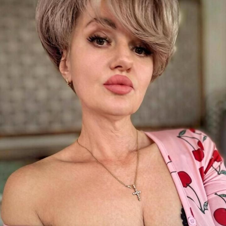 Webcam chat profile for MonAmurx: Dancing