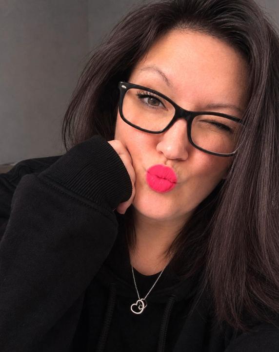 Webcam chat profile for MisssCutiePieXO: Glasses