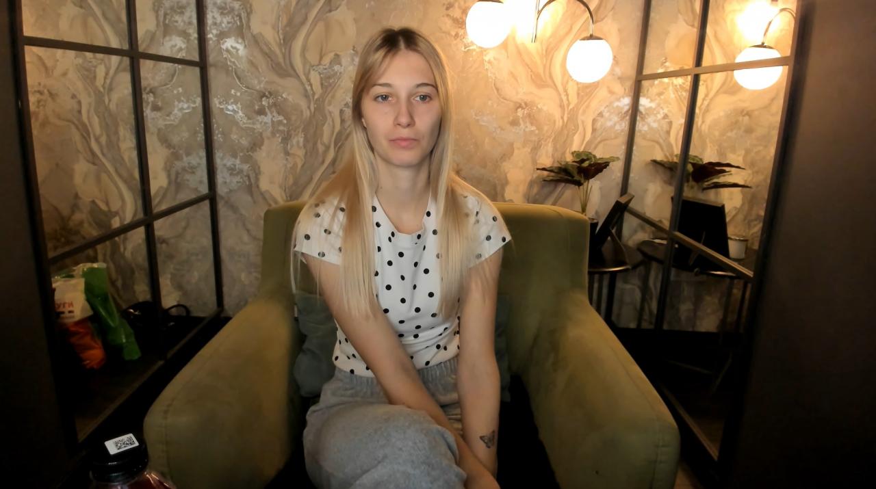 Webcam chat profile for LauraPurr: Kissing