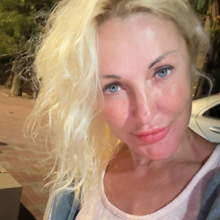 Webcam chat profile for Rosi: Ask about my Hobbies