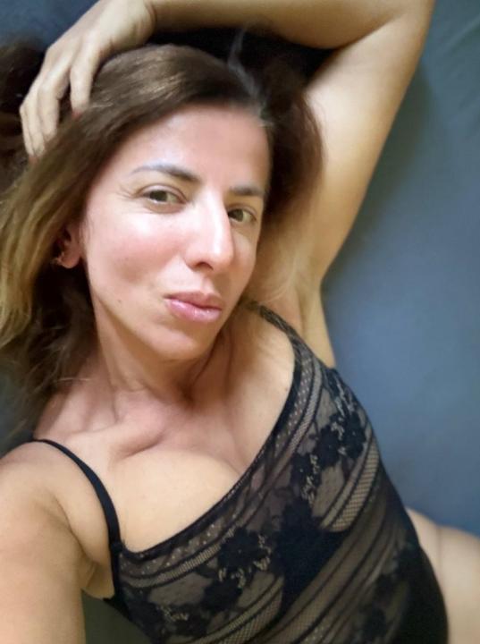 Webcam chat profile for AureliaHots: Outfits