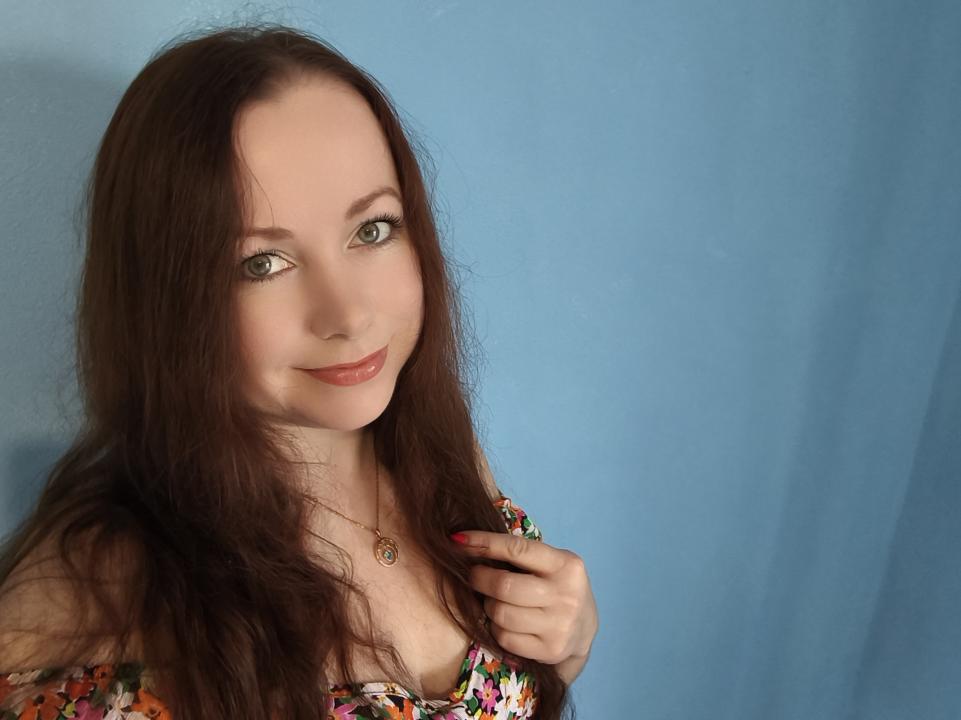 Webcam chat profile for CoolNessi: Dancing