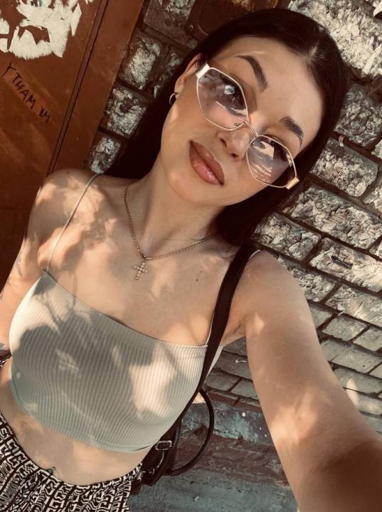 Webcam chat profile for MiaRia11