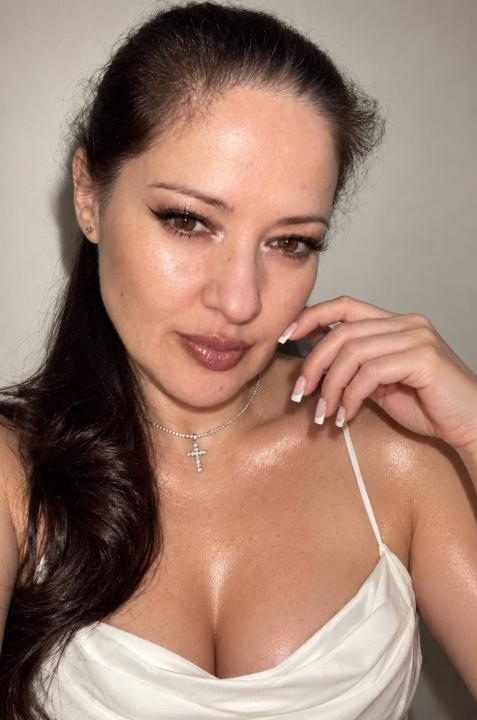 Webcam chat profile for MilaMua: Kissing