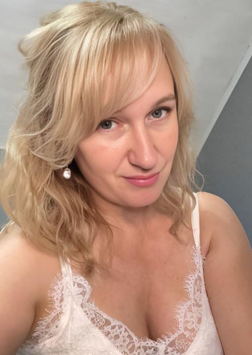 Webcam chat profile for LunarVeil