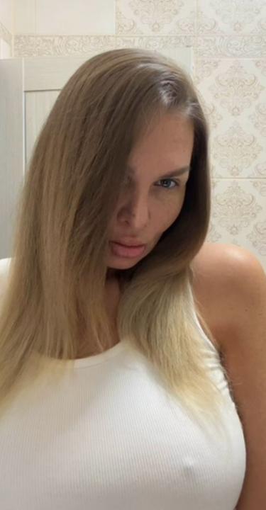 Webcam chat profile for WonderfulWoman: Smoking