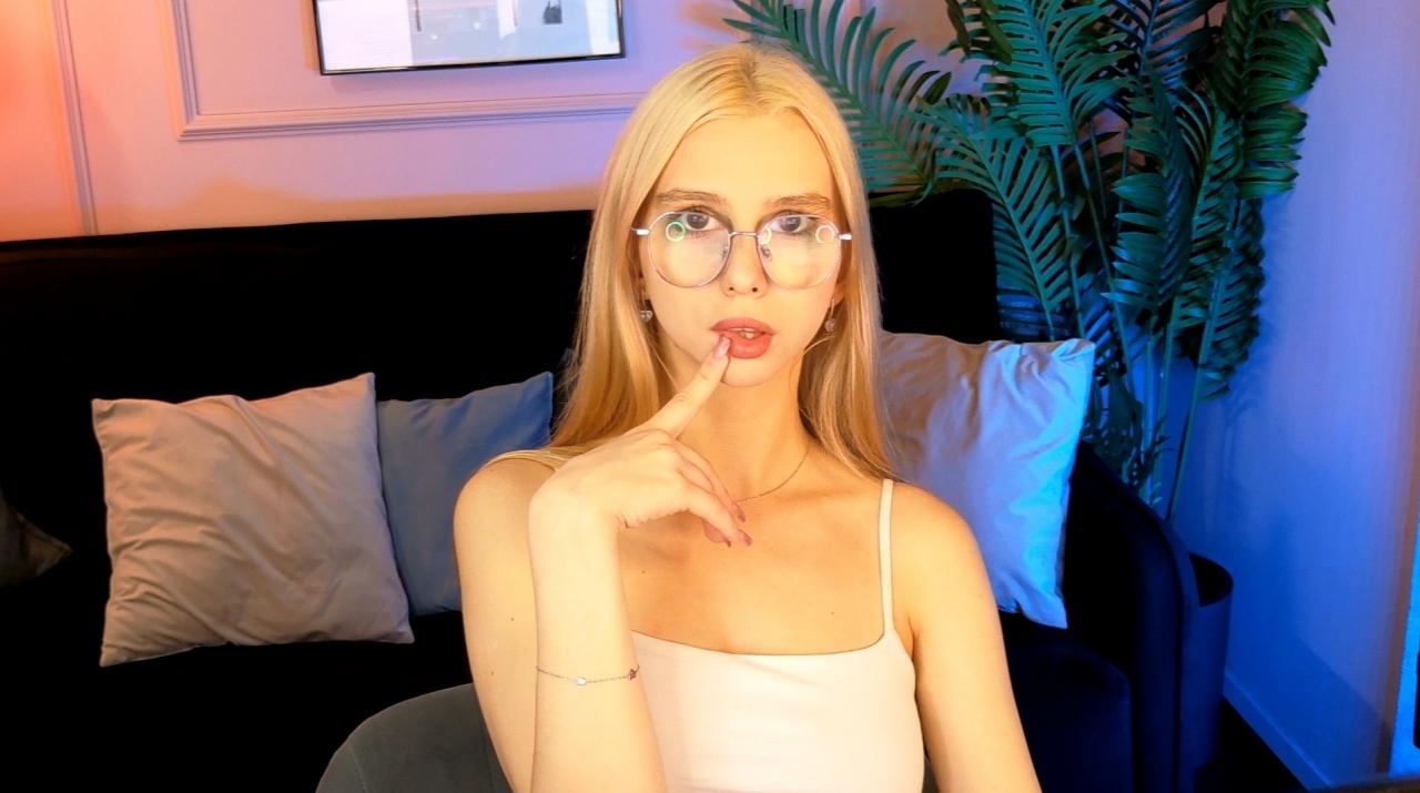 Webcam chat profile for CassieLawrence: Legs, feet & shoes