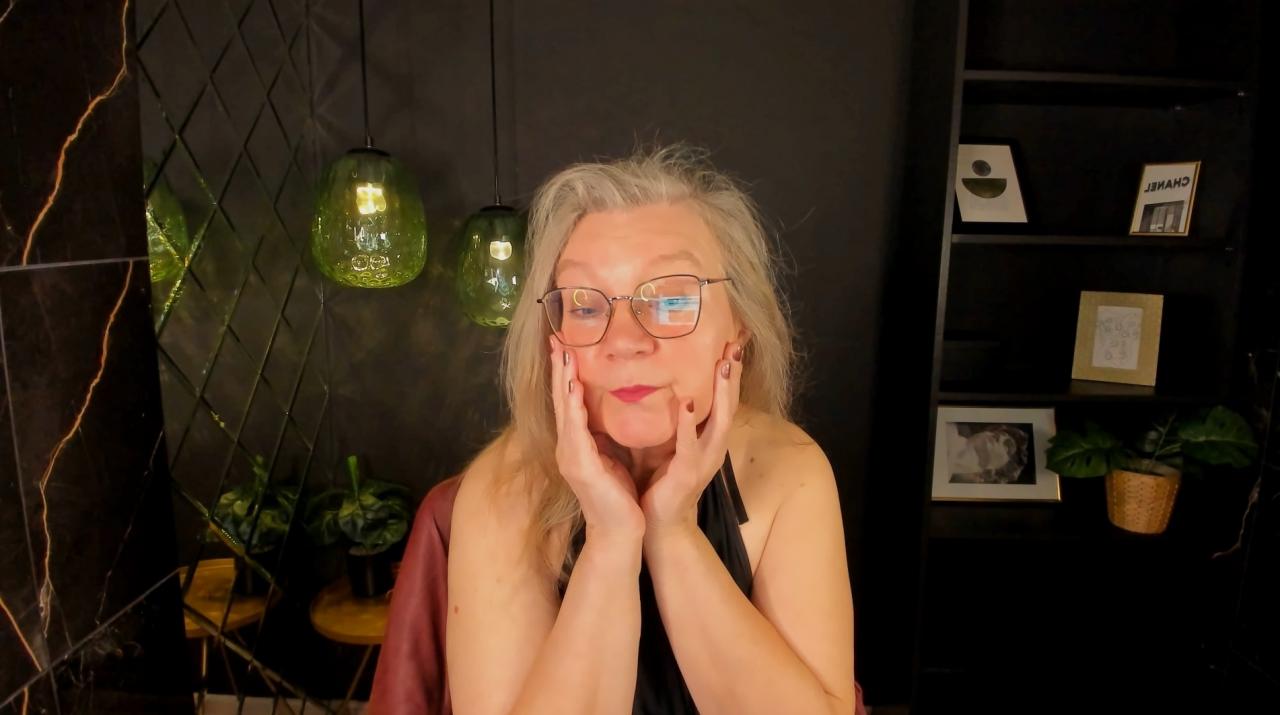 Webcam chat profile for NataliMellow: Kissing