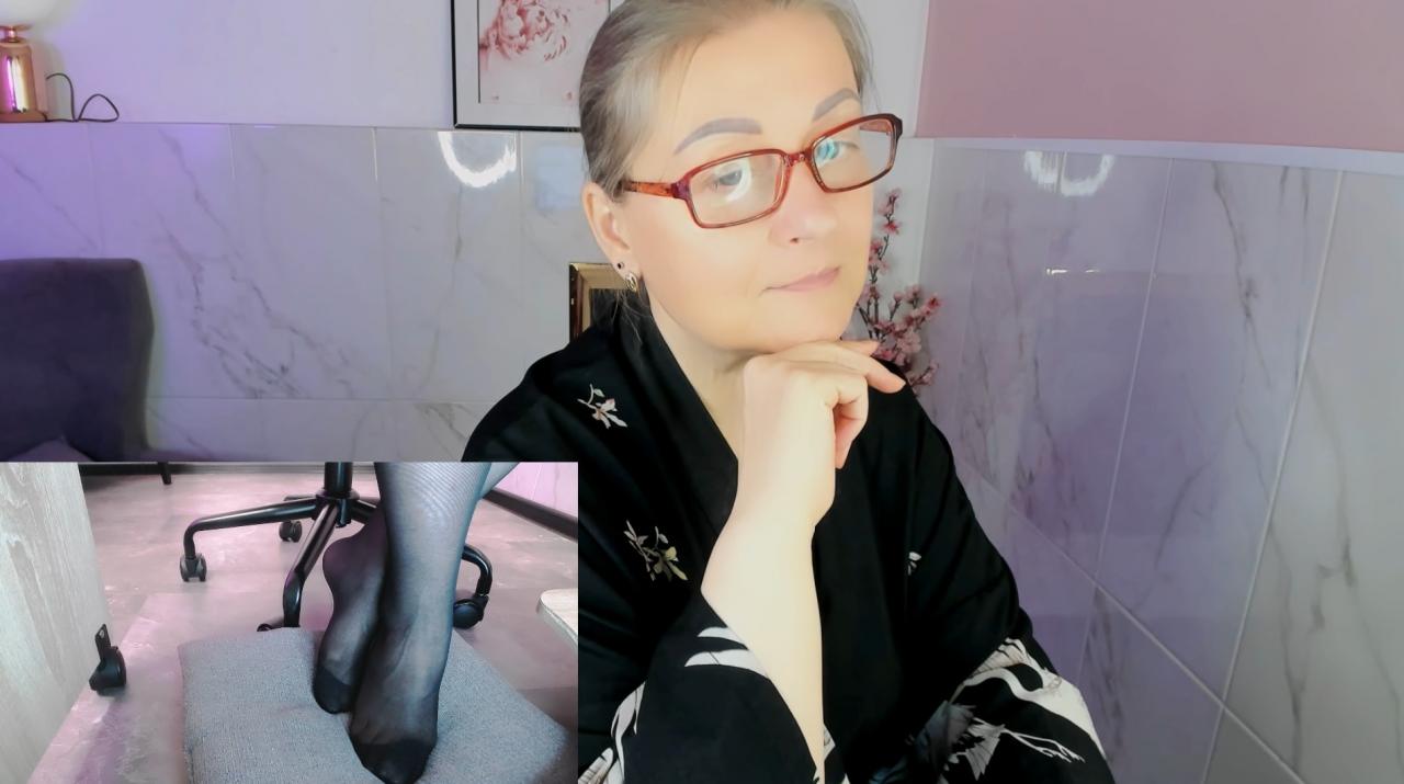 Webcam chat profile for AlexandraKind: Legs, feet & shoes