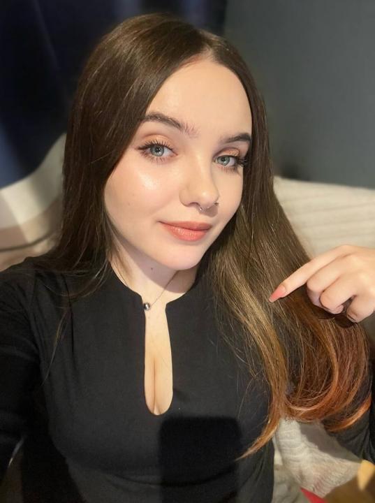 Webcam chat profile for playfulDoll: Leather