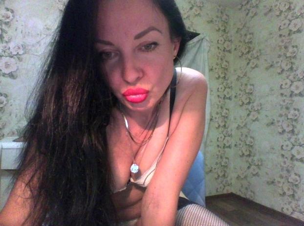 Webcam chat profile for StraWberry: Legs, feet & shoes