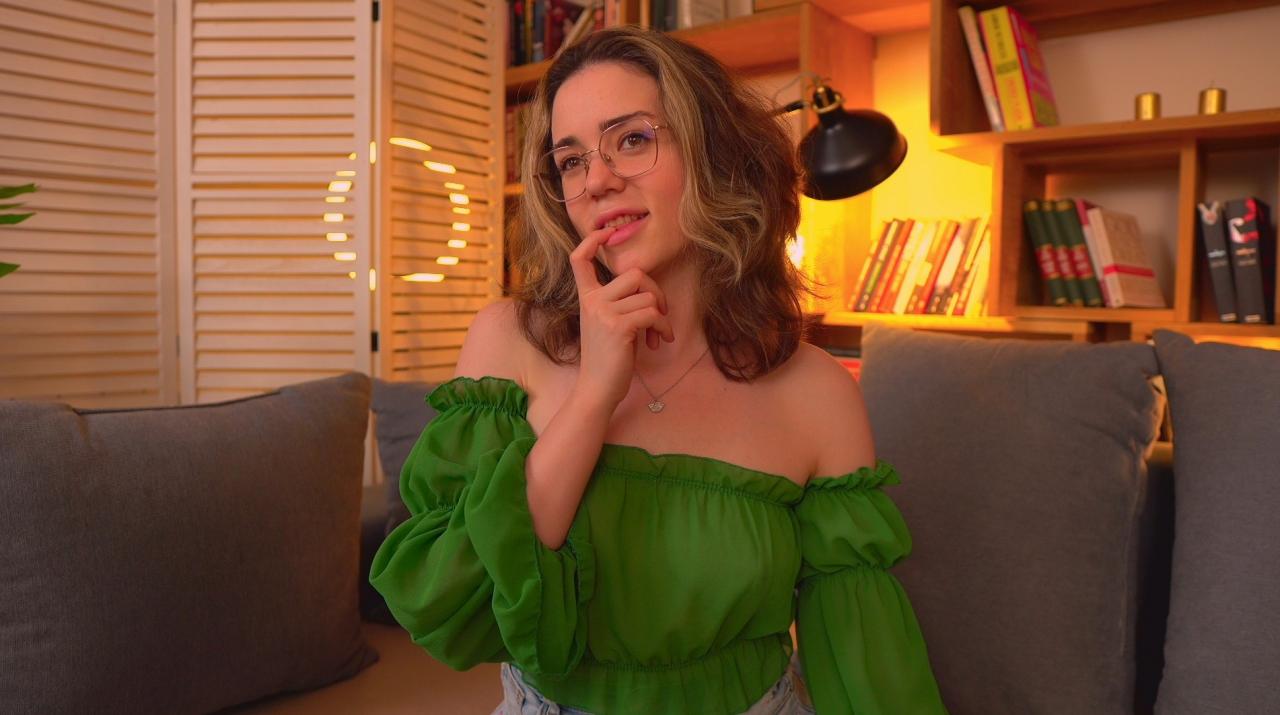 Webcam chat profile for SunnyTeaze: Kissing
