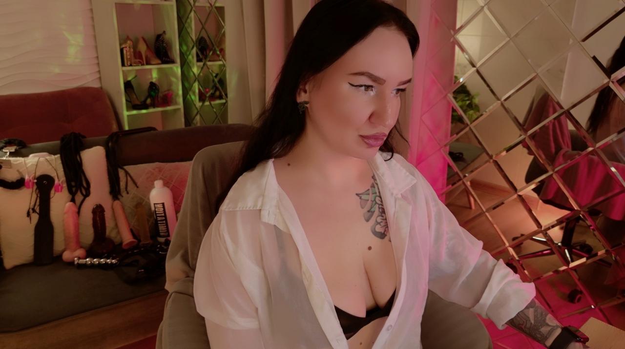 Webcam chat profile for LisaSin: Bondage & discipline