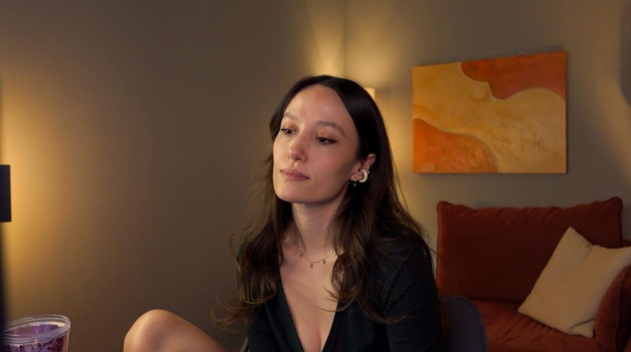 Webcam chat profile for AgnesGoddes: Legs, feet & shoes