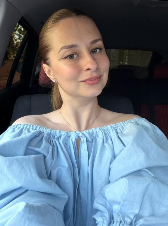 Webcam chat profile for HoneyBlonde: Legs, feet & shoes