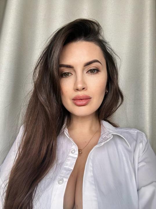 Webcam chat profile for RealWife: Outfits