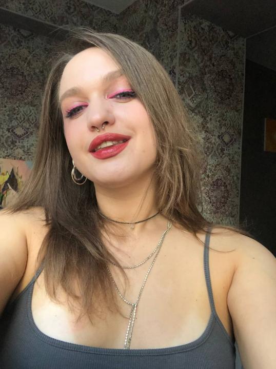 Webcam chat profile for JennyGo: Outfits