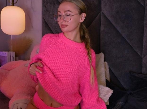 Webcam chat profile for VictoriaLight: Kissing