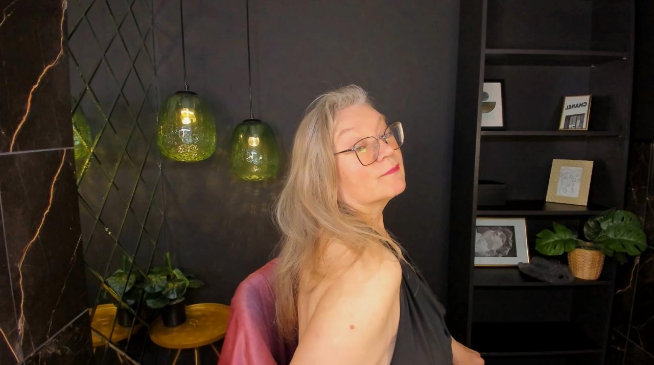 Webcam chat profile for NataliMellow: Kissing