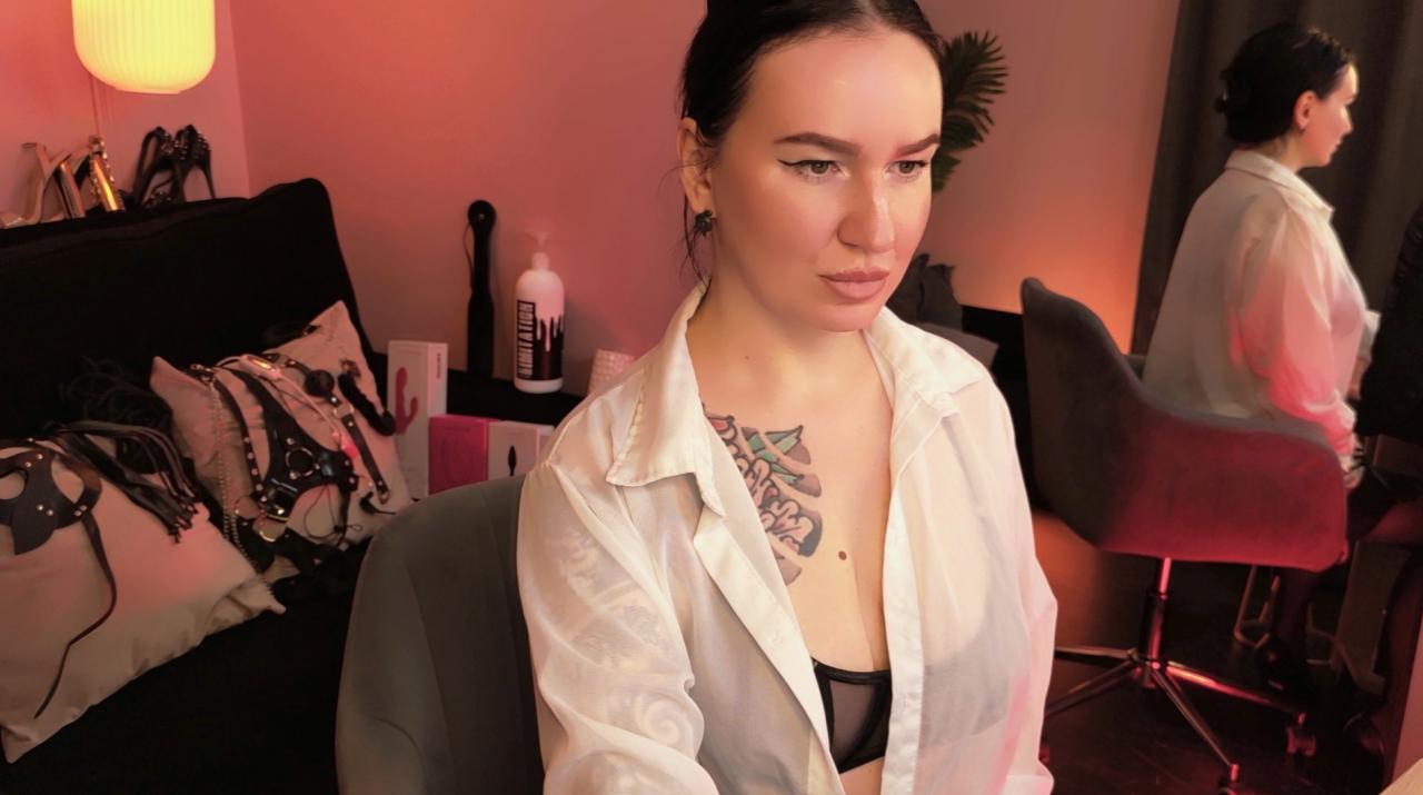 Webcam chat profile for LisaSin: Bondage & discipline