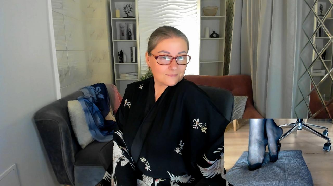 Webcam chat profile for AlexandraKind: Legs, feet & shoes