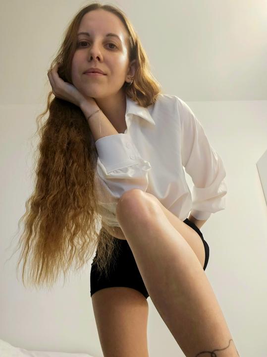 Webcam chat profile for Nanaluna: Legs, feet & shoes